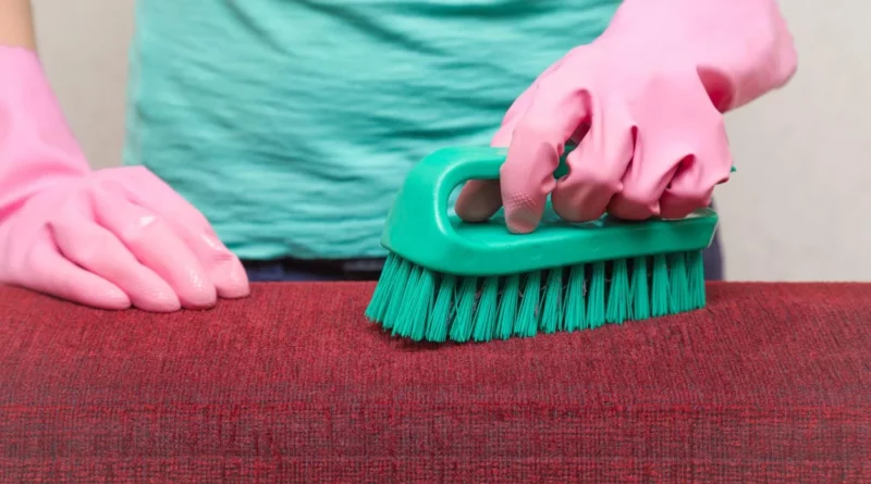 Bien nettoyer un canapé en tissu avec du bicarbonate