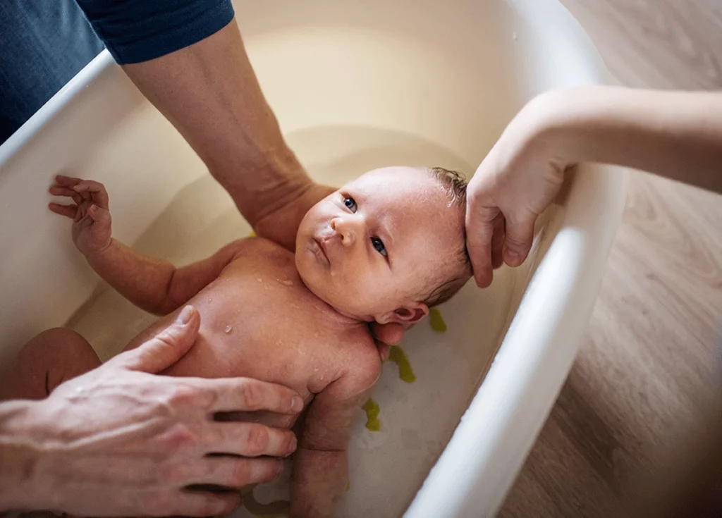 comment donner bain a bébé 