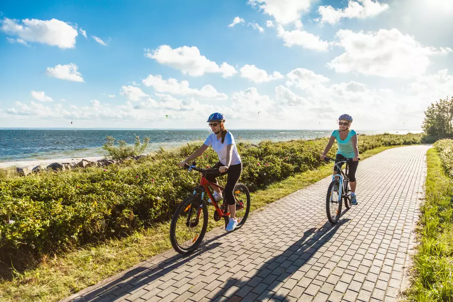 Deux blondes vont faire une balade à vélo