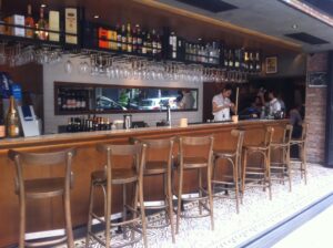 HK Central 擺花街 Lyndhurst Terrace sidewalk restuarant bar table n chairs n tender Oct 2011 scaled