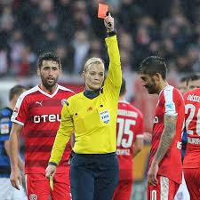 femme arbitre carton rouge 