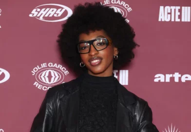 ebony-victime-dun-geste-obscene-elle-interrompt-le-concert-pour-repondre-a-une-spectatrice