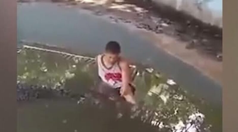 homme attaqué par un reptile