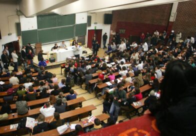 1175757 des etudiants dans un amphitheatre de la sorbonne illustration