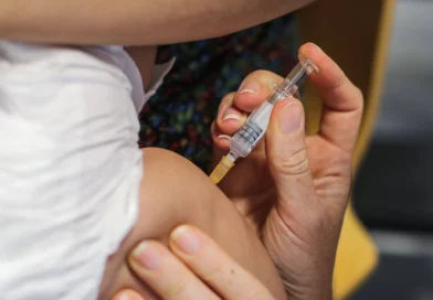 1444x920 illustration d un pediatre administrant un vaccin pour un bebe a toulon benayacheadil sipa 33526 credit adil benayache sipa 2401161743