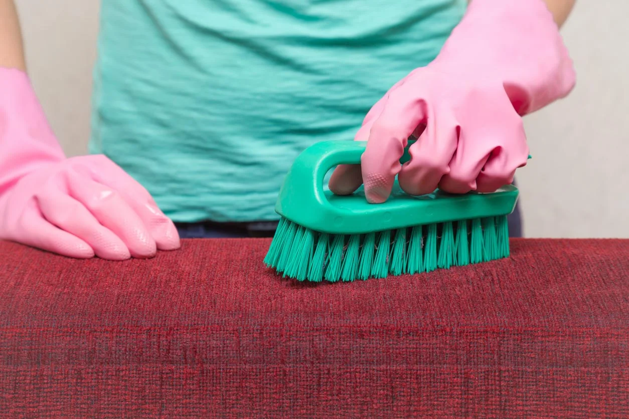 Bien nettoyer un canapé en tissu avec du bicarbonate Grands Mères