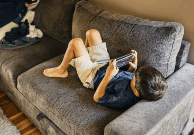 Écrans et enfants le grand manipulateur des géants du numérique dévoilé
