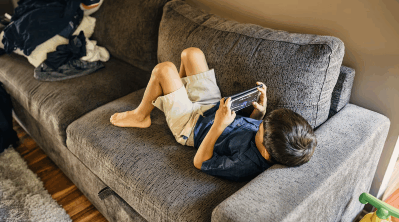 Écrans et enfants le grand manipulateur des géants du numérique dévoilé