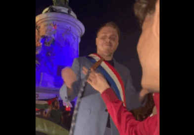 Louis Boyard surpris en train de fumer la chicha place de la République