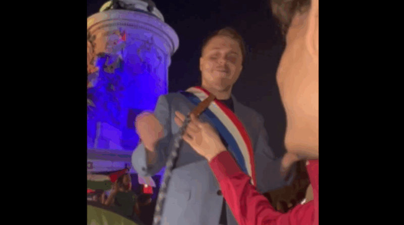 Louis Boyard surpris en train de fumer la chicha place de la République