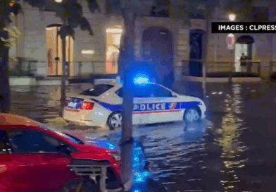 voiture de police diffuse musique titanic