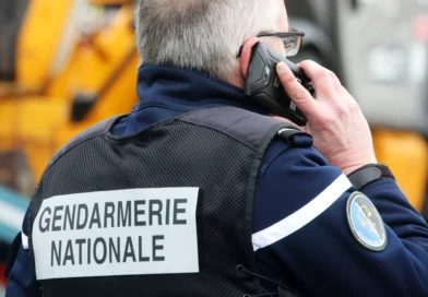 1444x920 illustration d un panneau gendarmerie et d un gendarme au telephone siccolipatrick 002 credit siccoli patrick sipa 2403201133