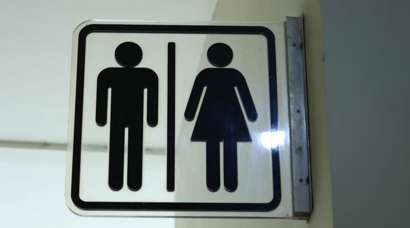 ce detail cache dans les toilettes publiques doit vous alerter fuyez