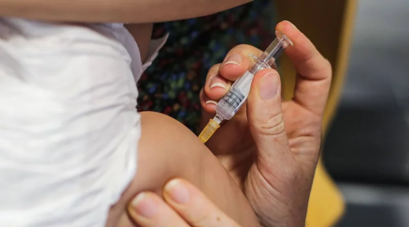 1444x920 illustration d un pediatre administrant un vaccin pour un bebe a toulon benayacheadil sipa 33526 credit adil benayache sipa 2401161743