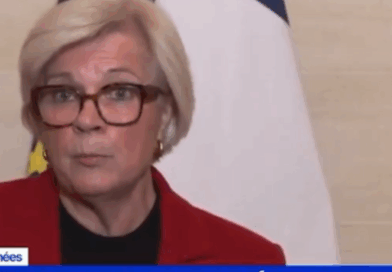 elle soutient le général