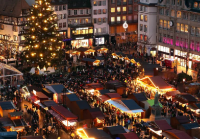 Une banderole raciste a été déployée au cœur du marché de Noël de Strasbourg — les autorités réagissent.