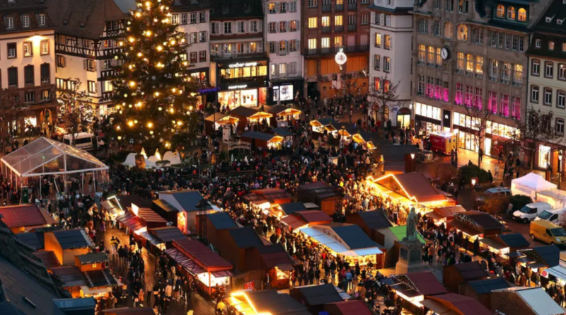 Une banderole raciste a été déployée au cœur du marché de Noël de Strasbourg — les autorités réagissent.
