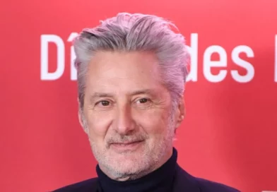 C est tres difficile Antoine de Caunes revient sur la douleur de l absence de son pere pendant plusieurs mois 1024x576