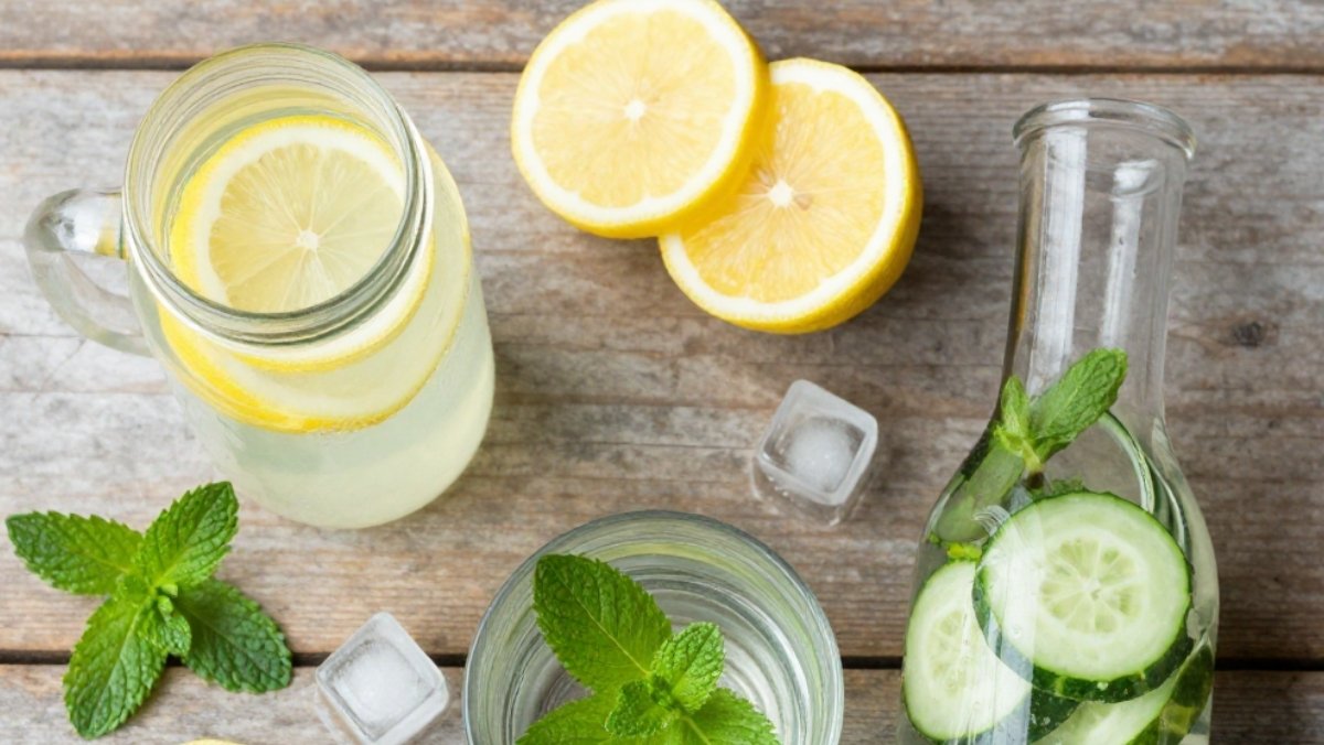 Boissons rafraîchissantes naturelles pour l'été : citronnade, eau à la menthe et concombre