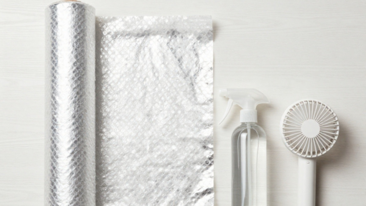 Astuce de grand-mère pour les combles : utiliser un film réfléchissant ou un tissu clair sur les fenêtres de toit pour bloquer la chaleur du soleil