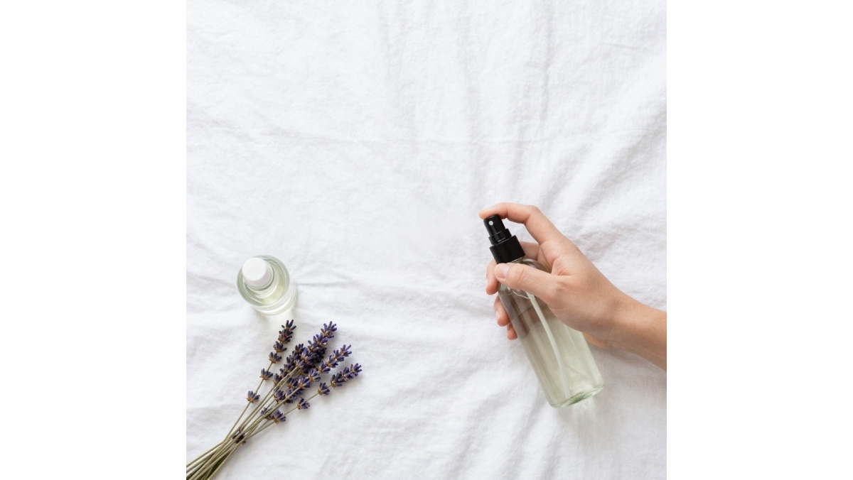 Astuce de grand-mère pour l'été : vaporisateur de vinaigre blanc et eau avec de la menthe fraîche pour rafraîchir l'air et nettoyer les surfaces