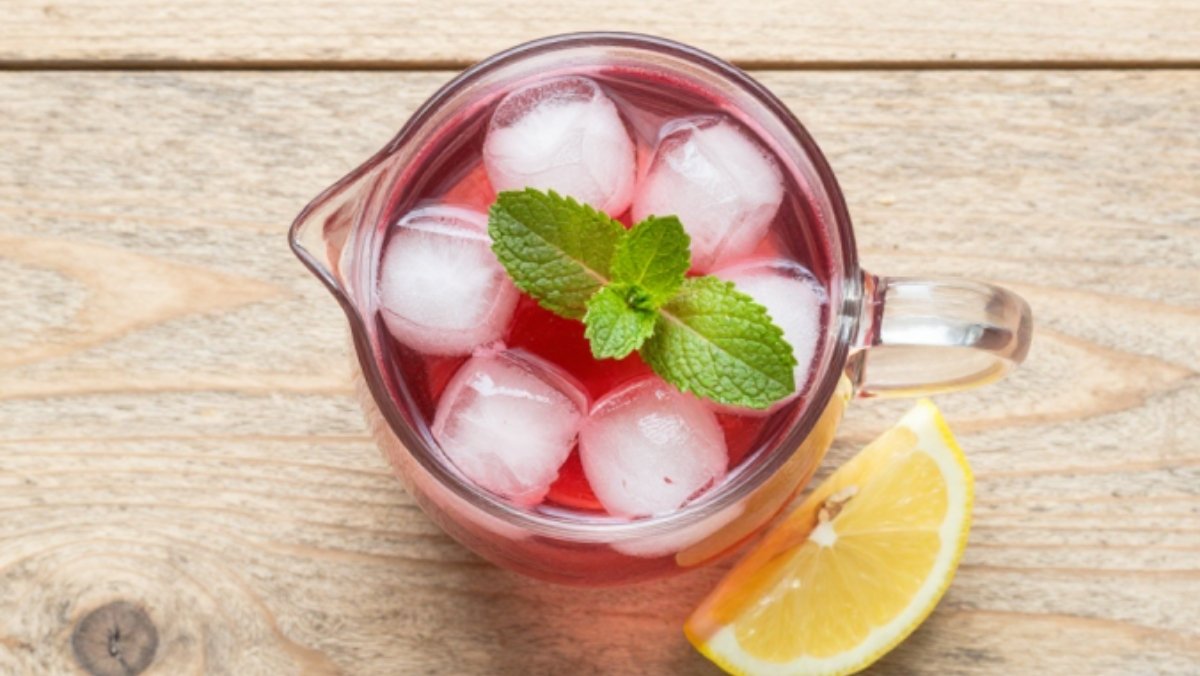 Tisane froide d'hibiscus (karkadé) : boisson traditionnelle de grand-mère pour s'hydrater naturellement pendant les fortes chaleurs
