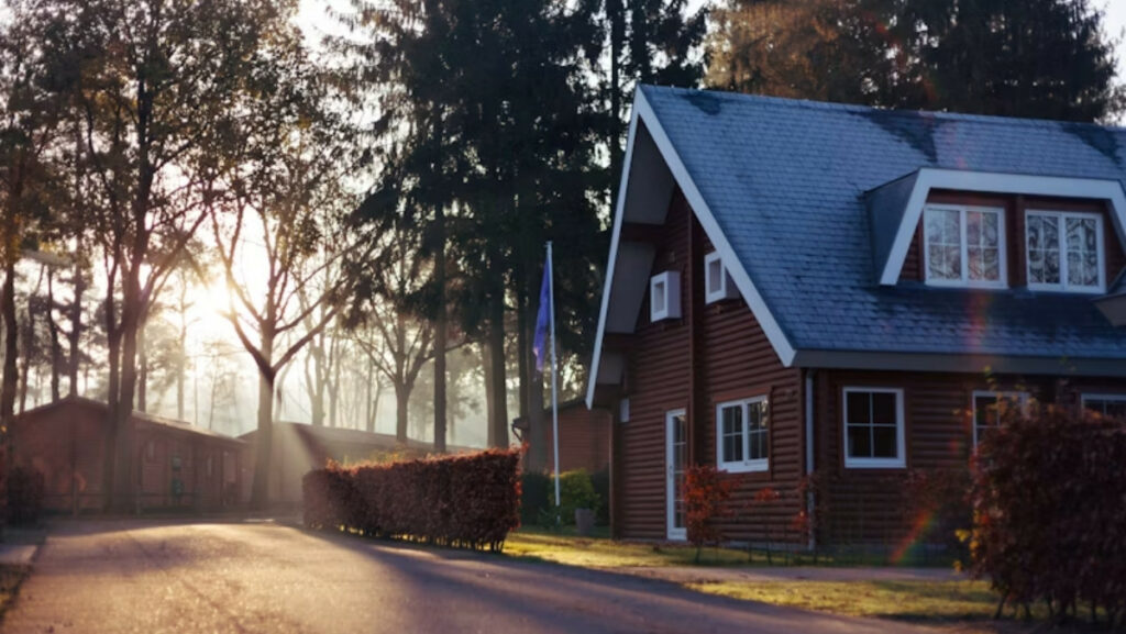 Maison écologique protégée du soleil par des volets et de la végétation
