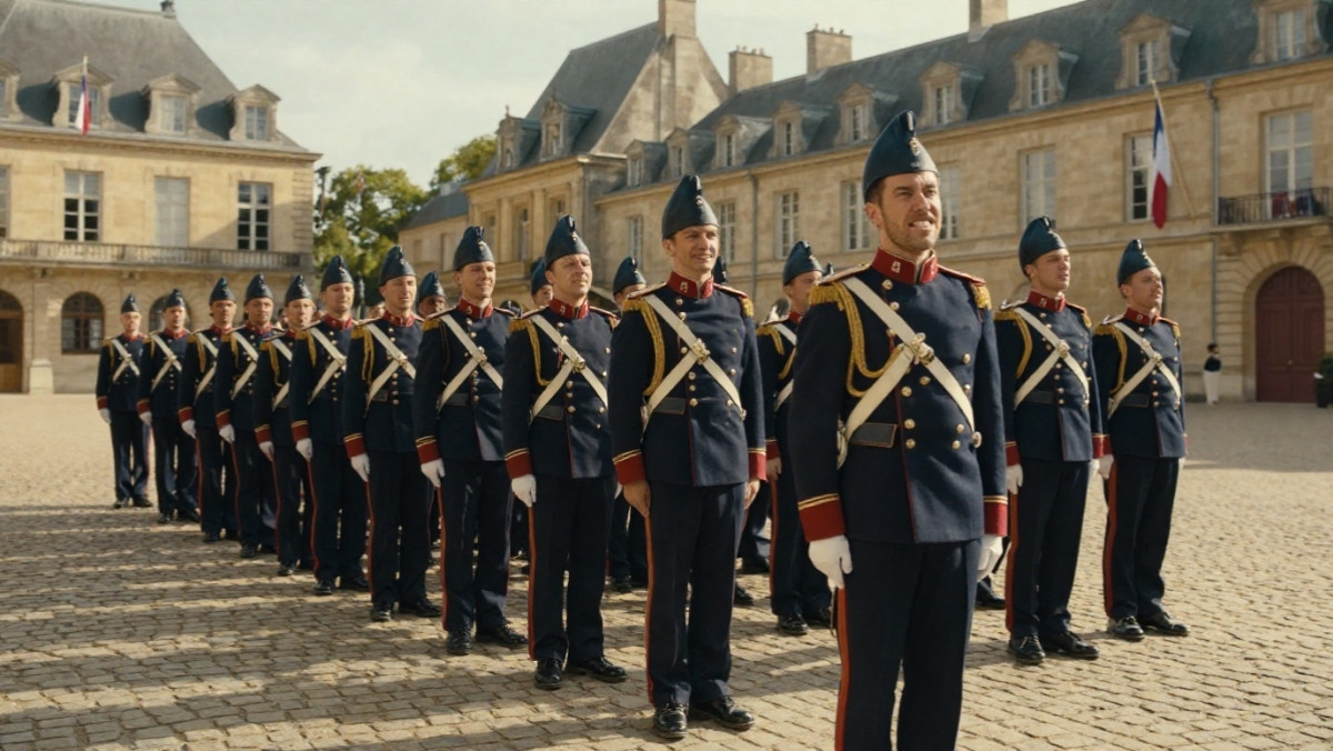 Illustration humoristique d'une troupe de soldats français défilant au pas dans une caserne pour la préparation du 14 juillet.